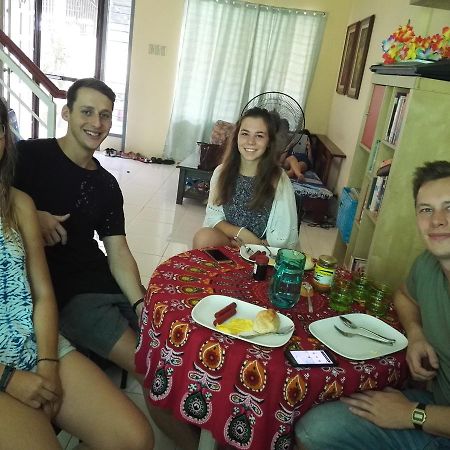 Happy To Mingle Airport Hostel Manila Paranaque City Buitenkant foto